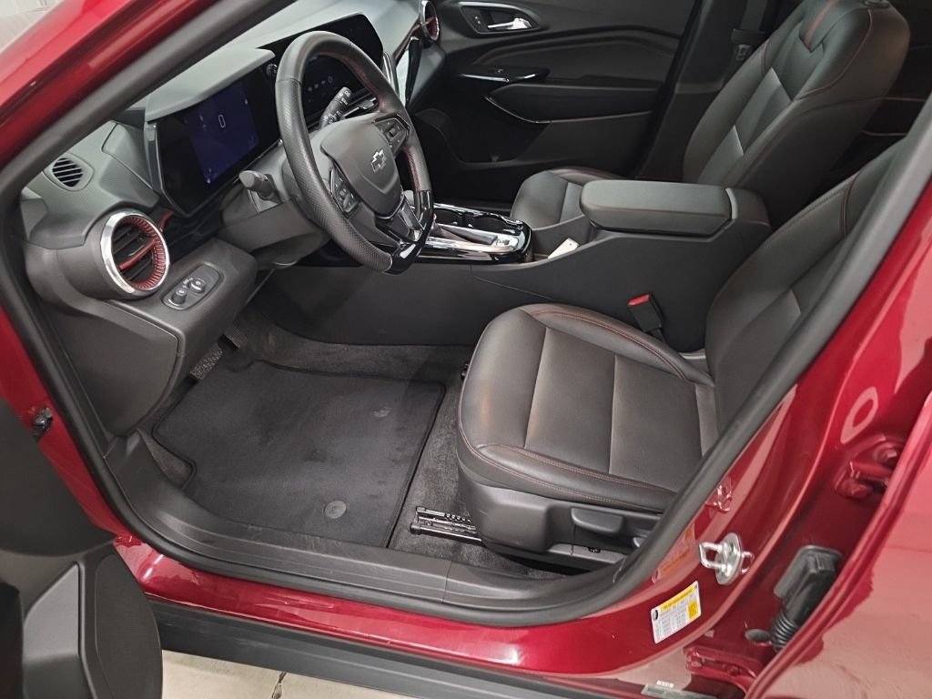 Used 2025 Chevrolet Trax RS w/ Sunroof Package FWD image 12