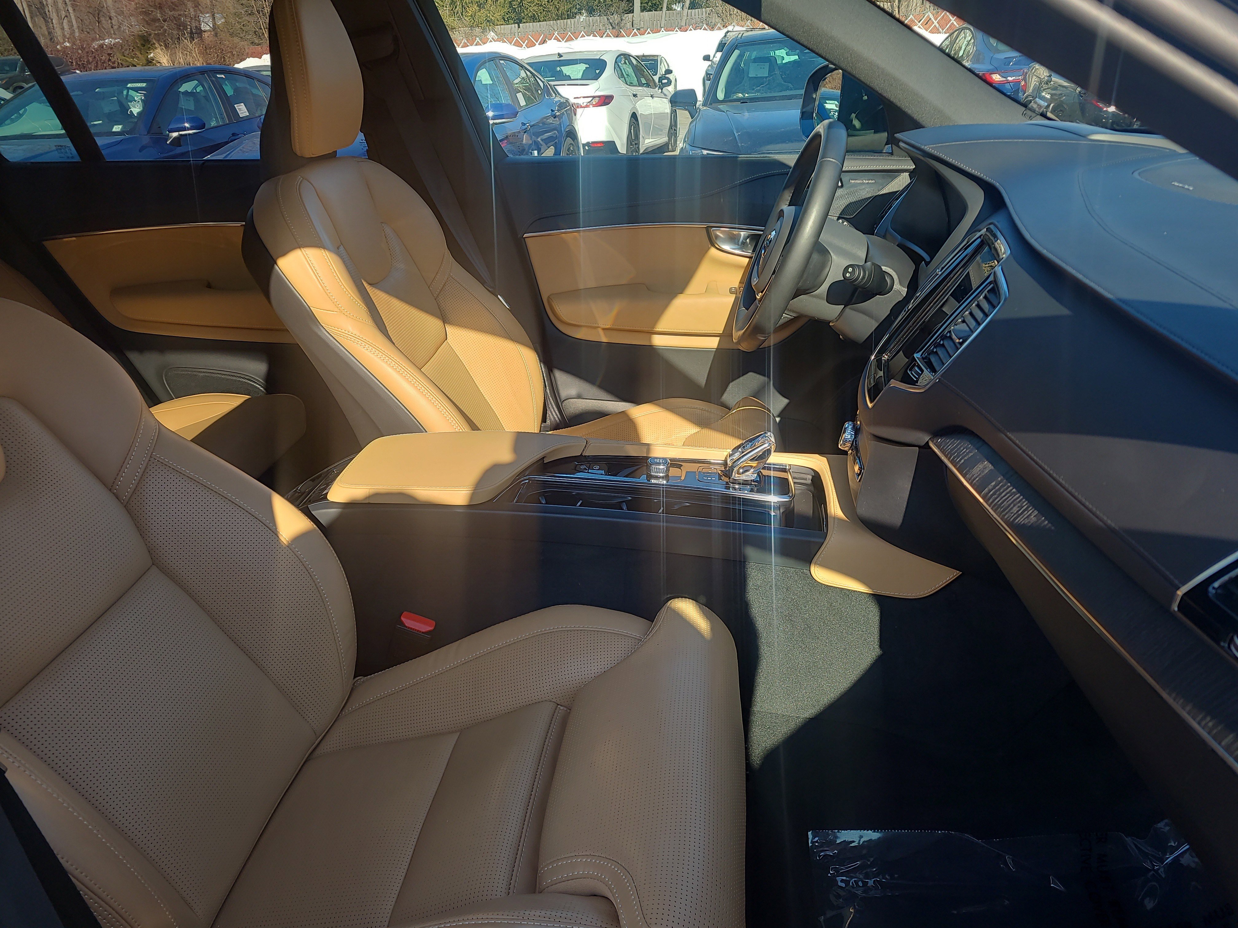 Used 2024 Volvo XC90 B6 Ultimate w/ Protection Package Premier image 18