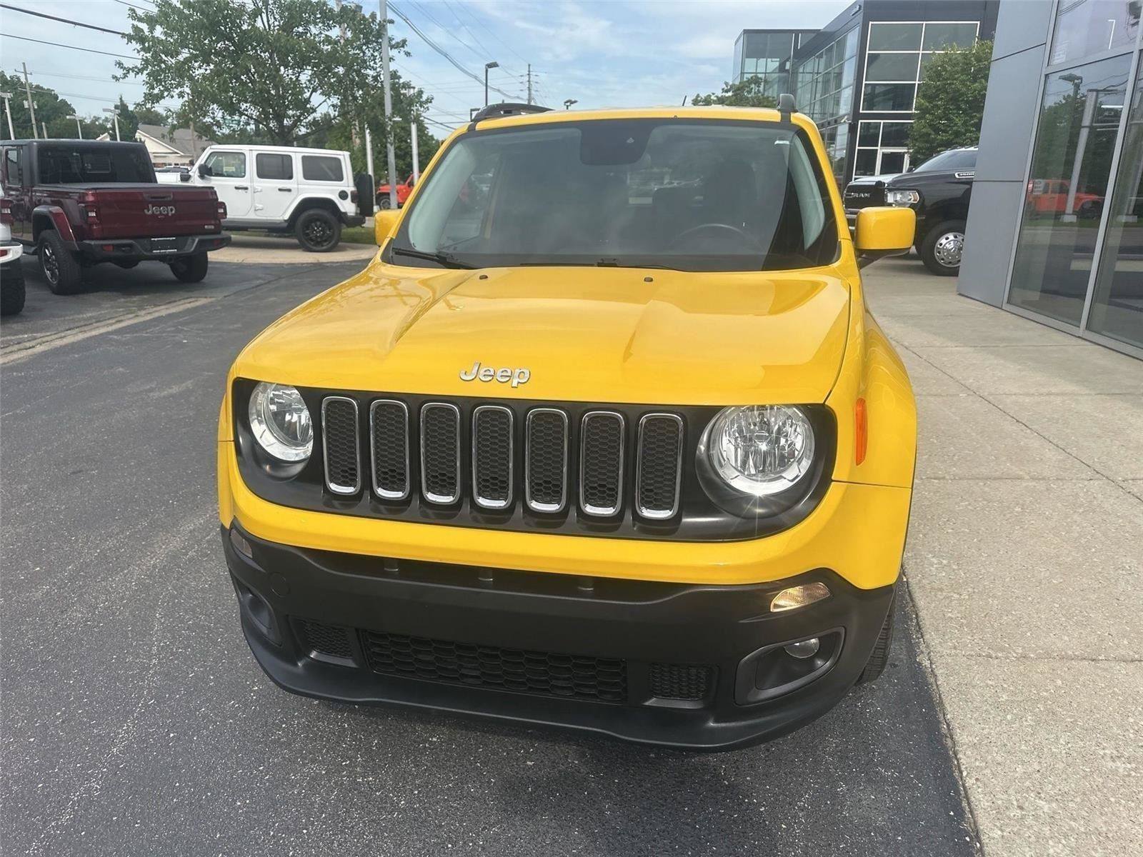 Used 2017 Jeep Renegade Latitude w/ Cold Weather Group FWD image 7