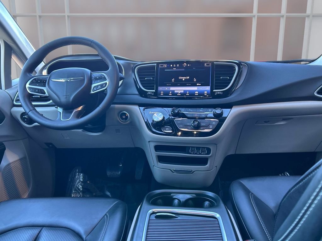 Used 2024 Chrysler Pacifica Touring-L image 17