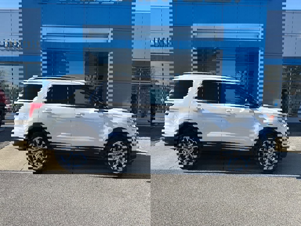 Used 2016 Ford Explorer XLT w/ Equipment Group 202A image 3