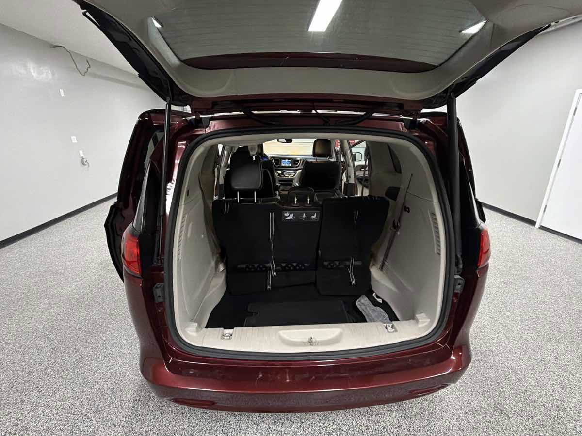 Used 2020 Chrysler Voyager Lxi FWD image 25