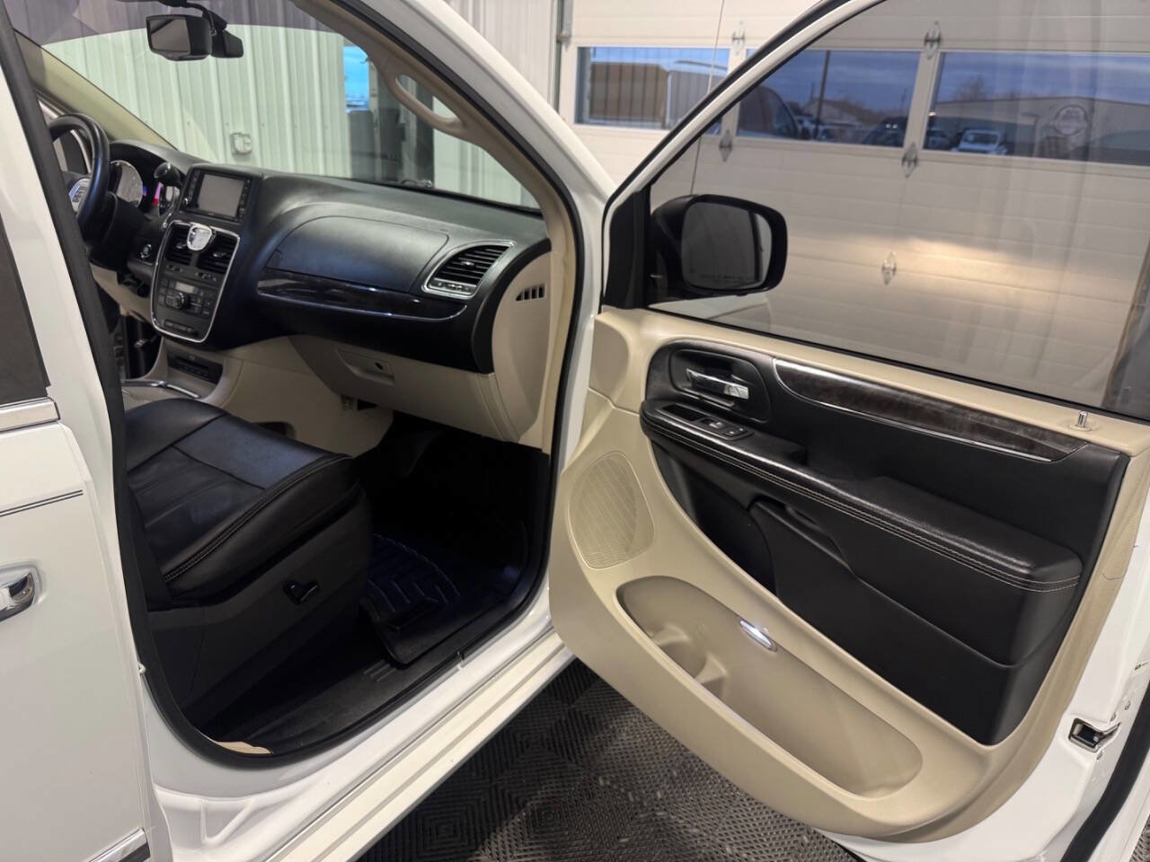 Used 2015 Chrysler Town & Country Touring-L w/ Driver Convenience Group image 20