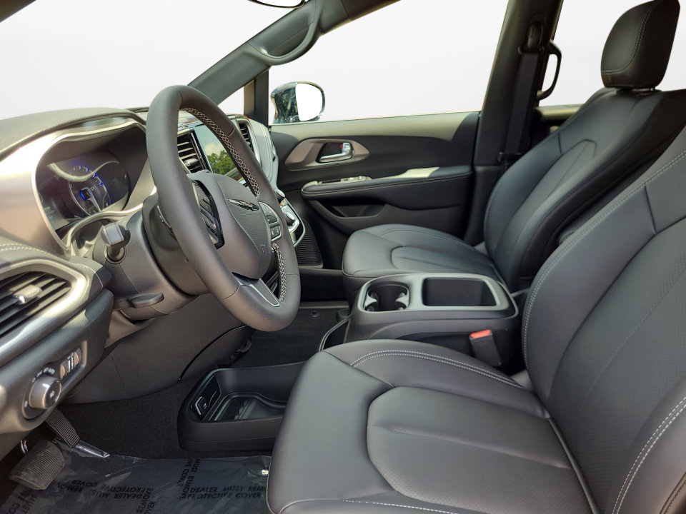 New 2025 Chrysler Pacifica Select image 9