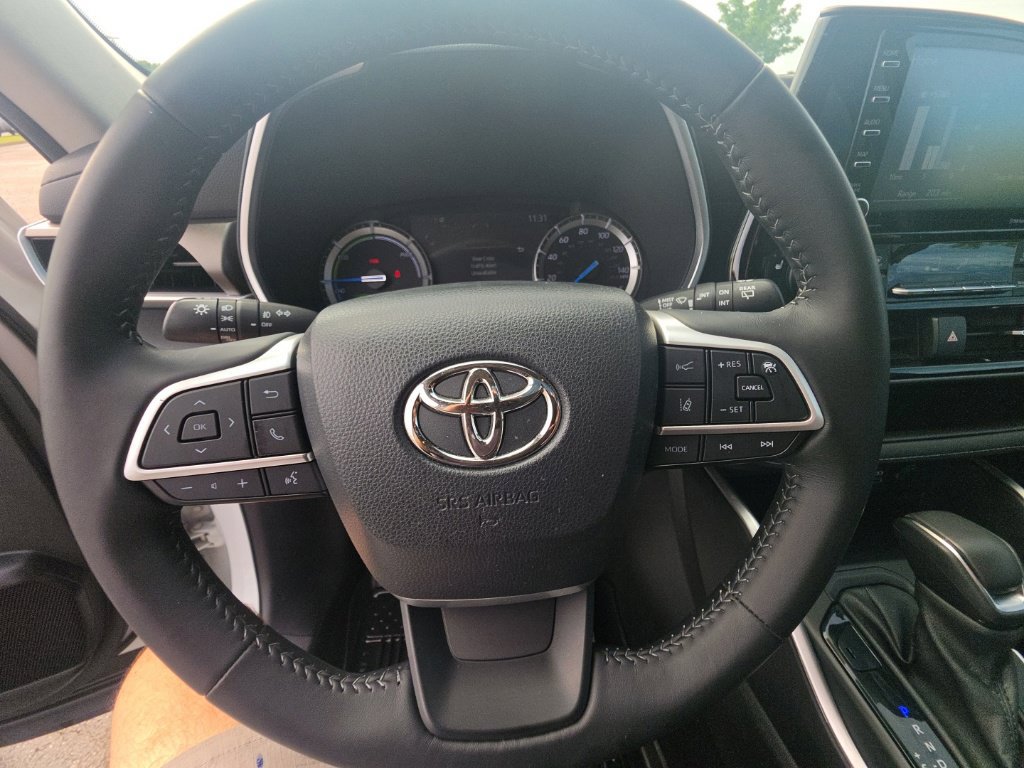 Used 2022 Toyota Highlander XLE AWD/4WD image 16
