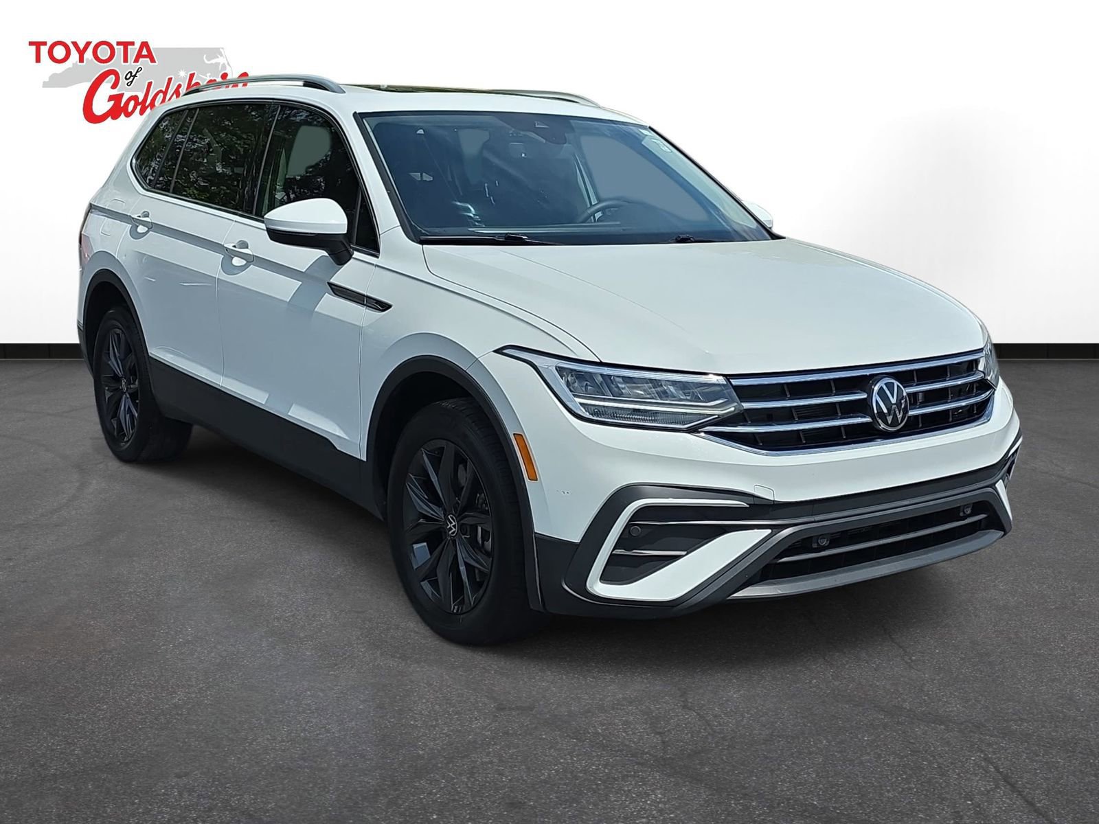 Used 2024 Volkswagen Tiguan SE w/ Panoramic Sunroof Package FWD image 3