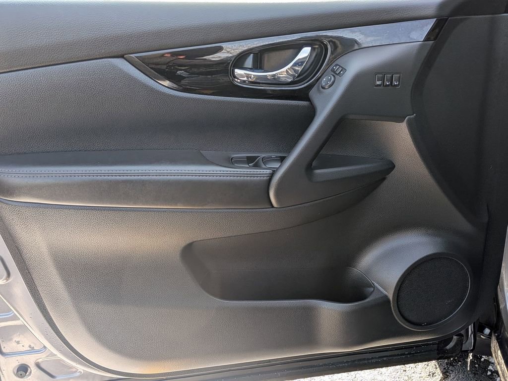 Used 2022 Nissan Rogue Sport SV w/ Technology Package image 9