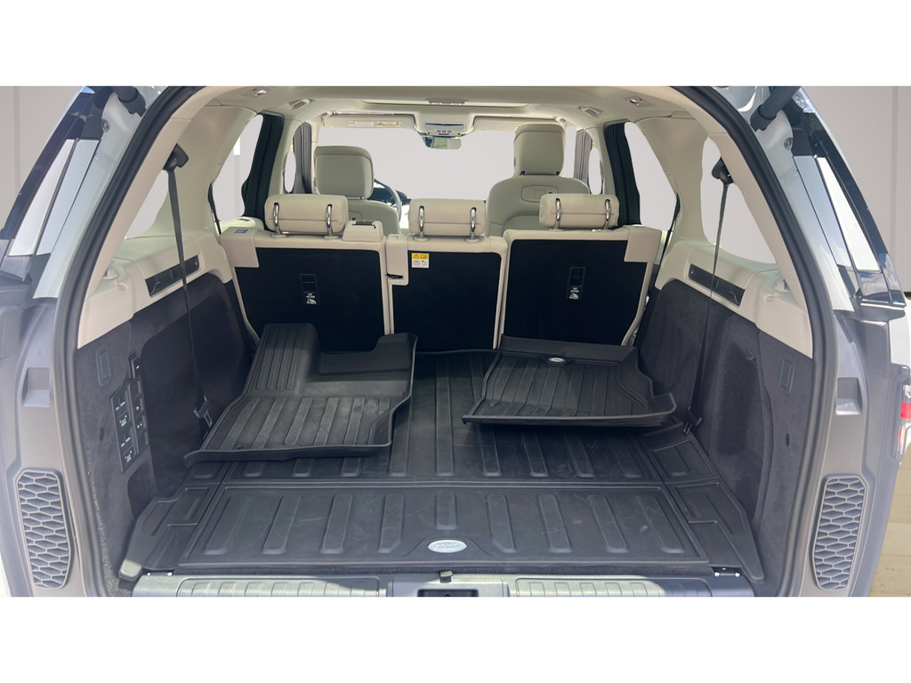Used 2025 Land Rover Discovery Dynamic SE AWD/4WD image 17
