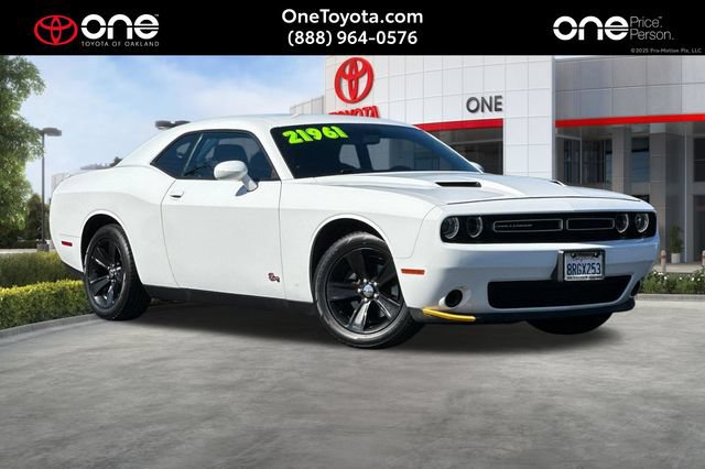 Used 2019 Dodge Challenger SXT RWD image 1