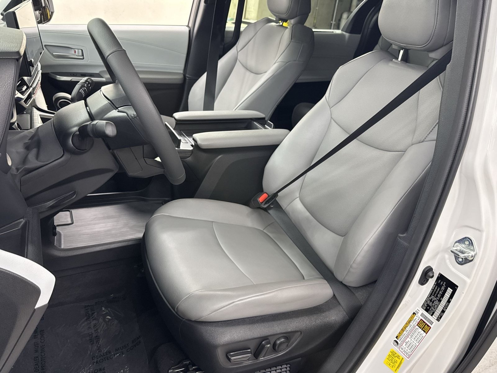 Used 2026 Toyota Sienna XLE FWD image 14