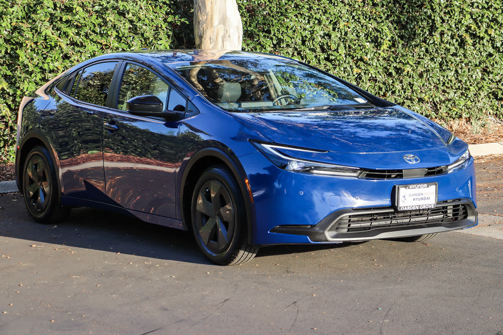 Used 2024 Toyota Prius LE FWD image 3