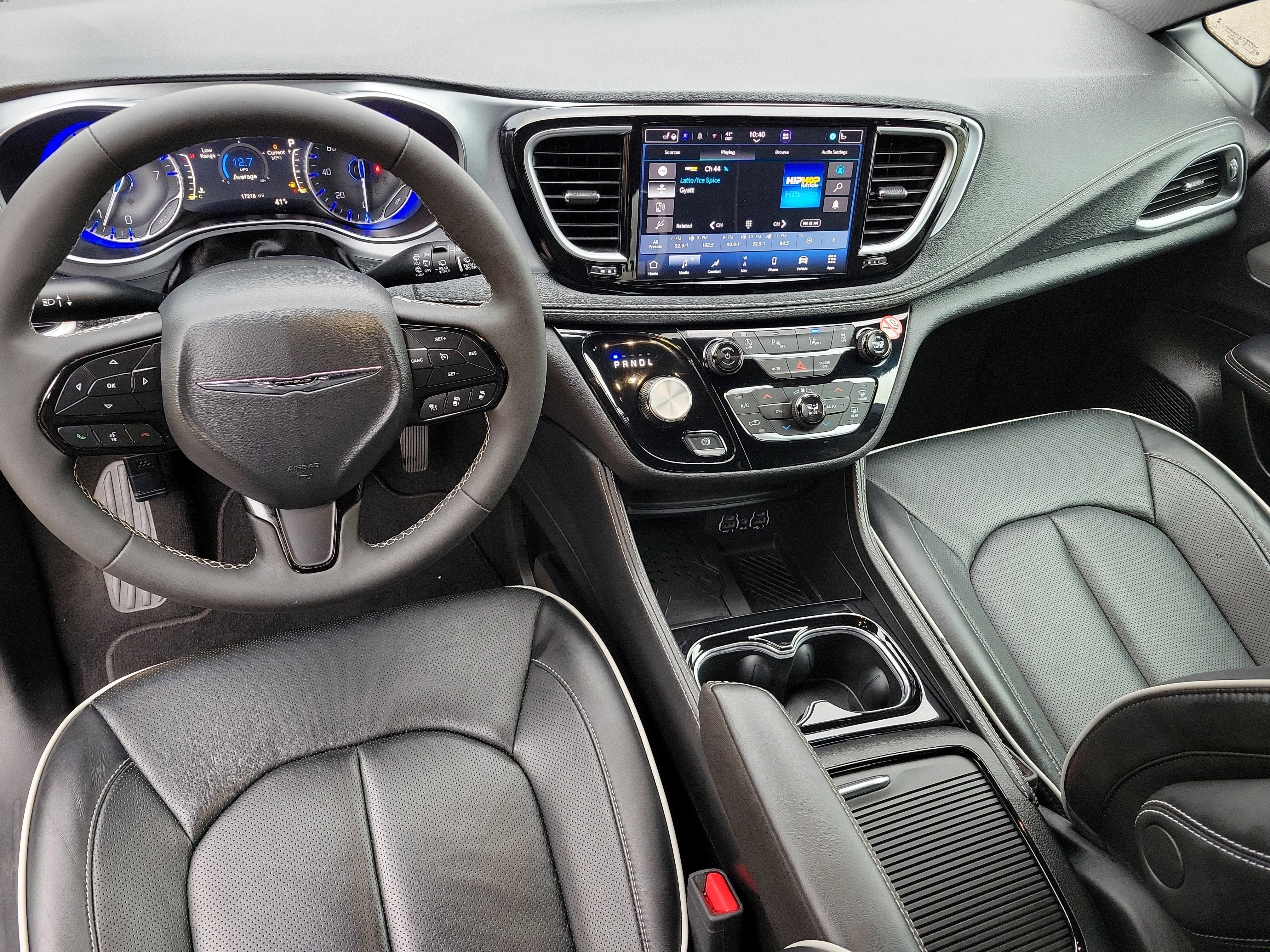 Used 2025 Chrysler Pacifica Limited image 9