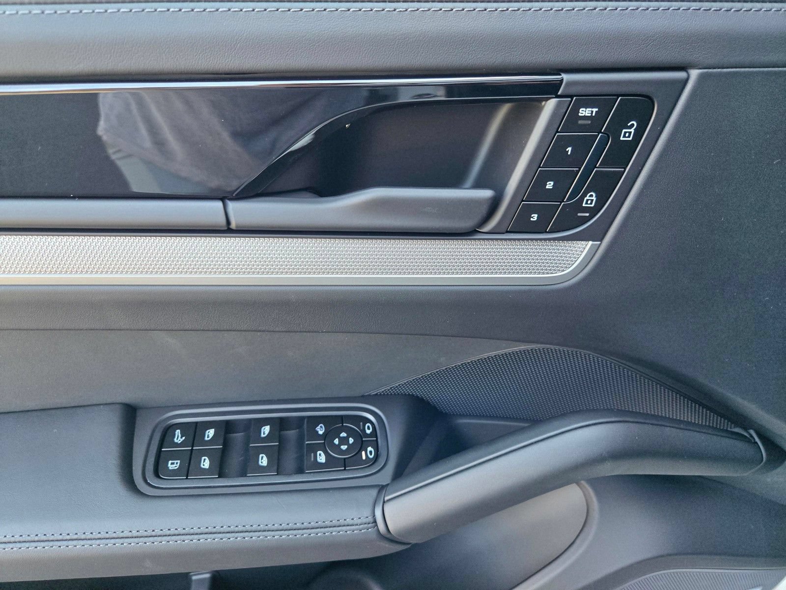 New 2025 Porsche Cayenne S AWD/4WD image 19