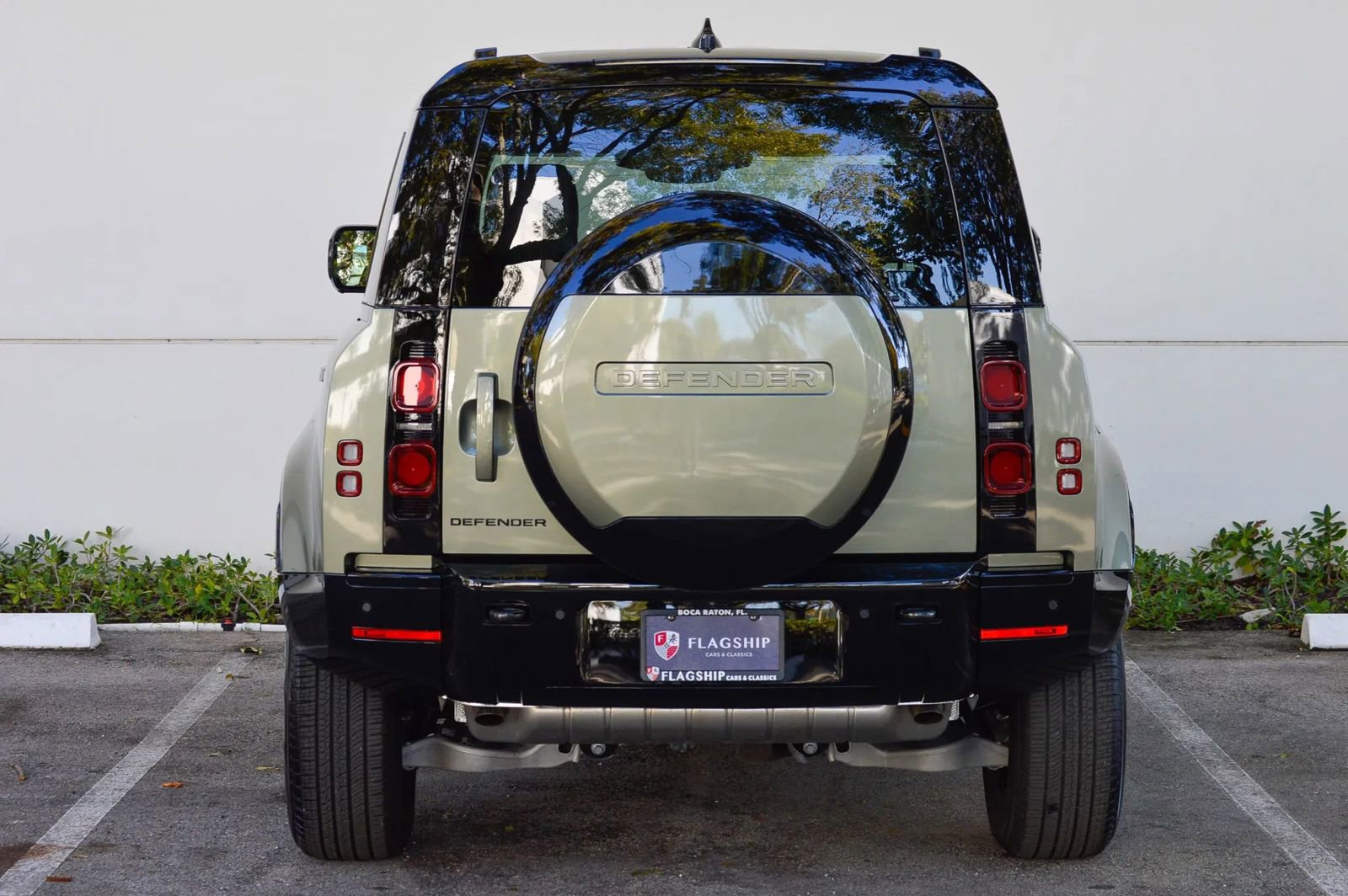 Used 2025 Land Rover Defender 110 X-Dynamic SE image 10