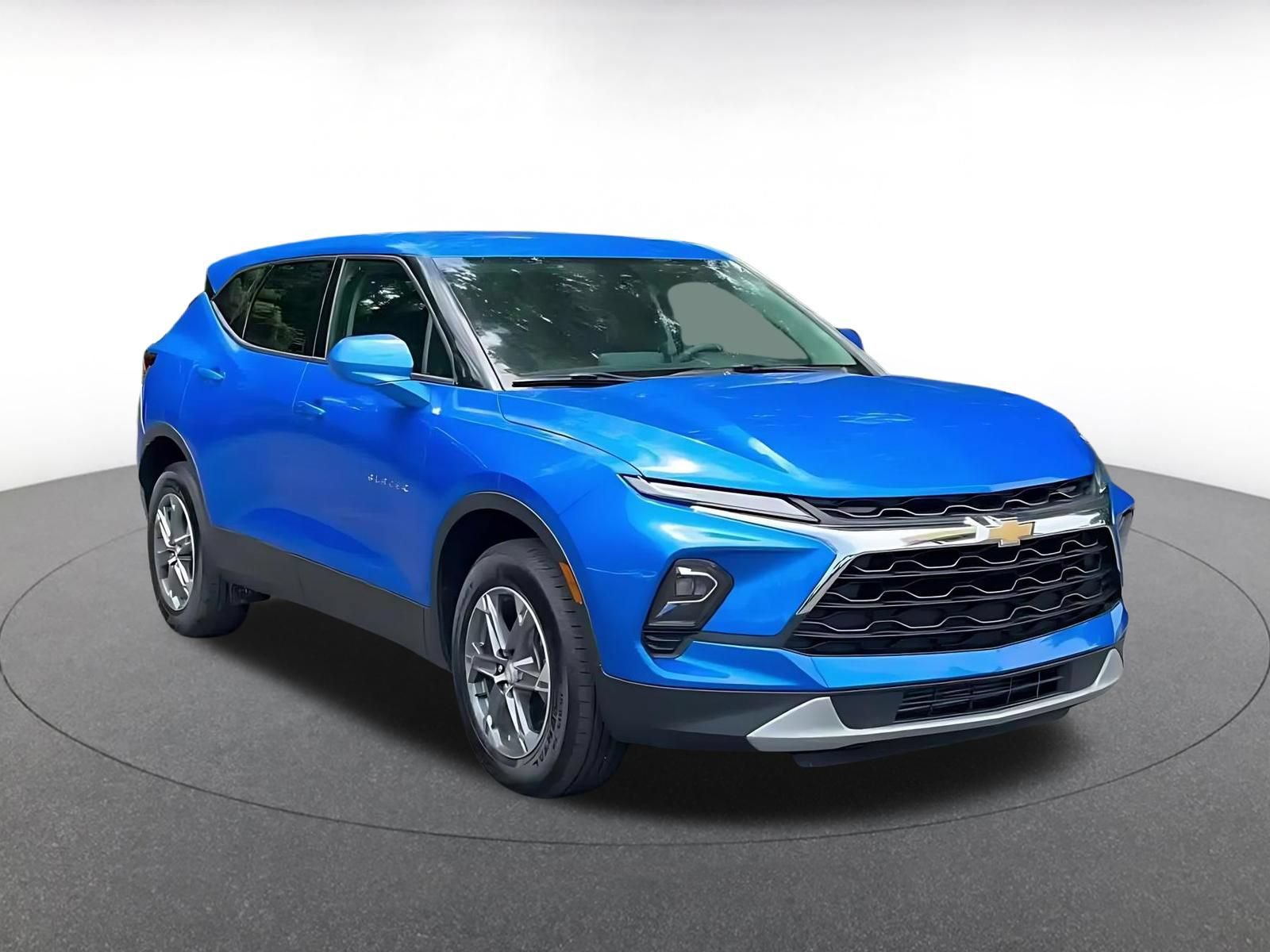 Used 2025 Chevrolet Blazer LT FWD image 3