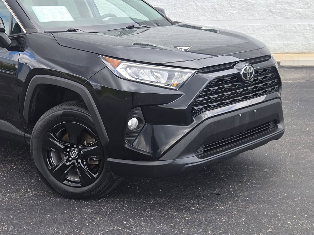Used 2021 Toyota RAV4 XLE FWD image 2