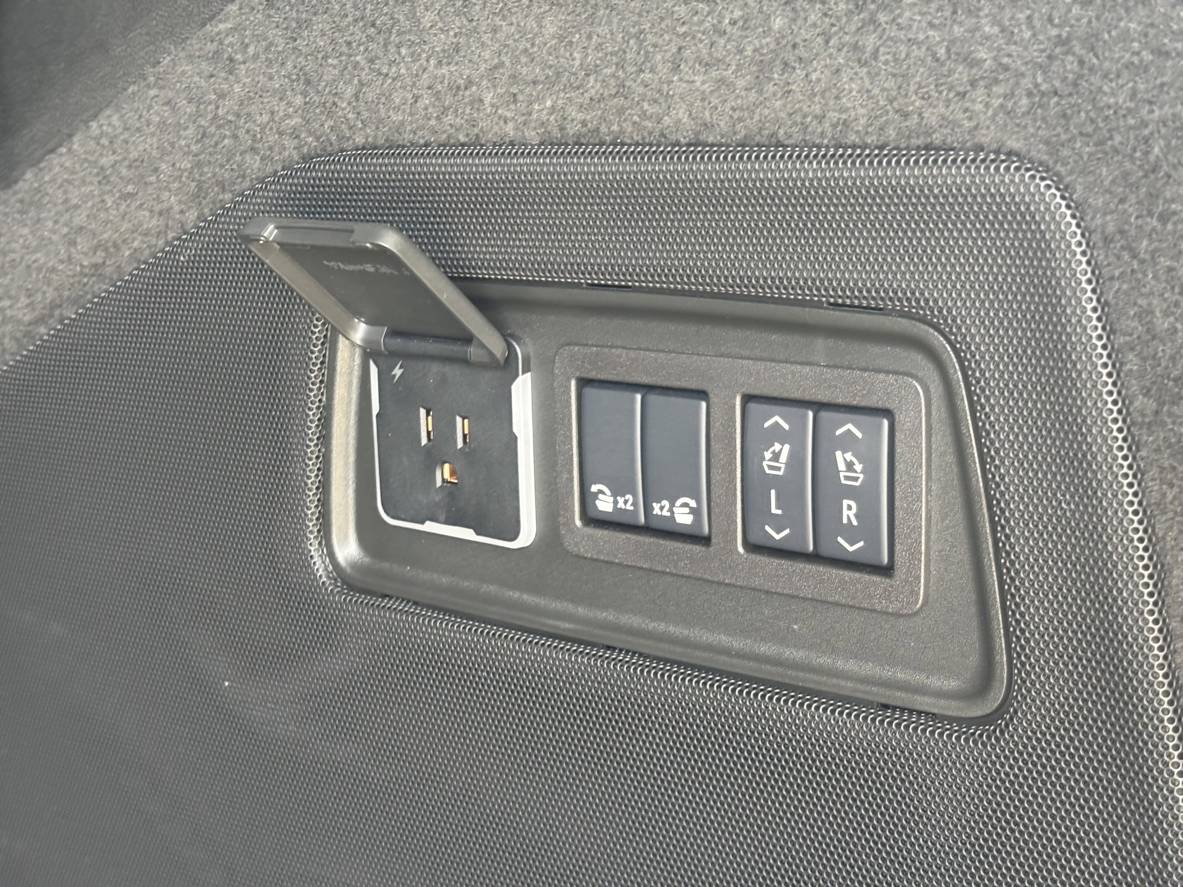 Certified 2025 Cadillac Escalade Luxury w/ LPO, Floor Liner Package AWD/4WD image 10