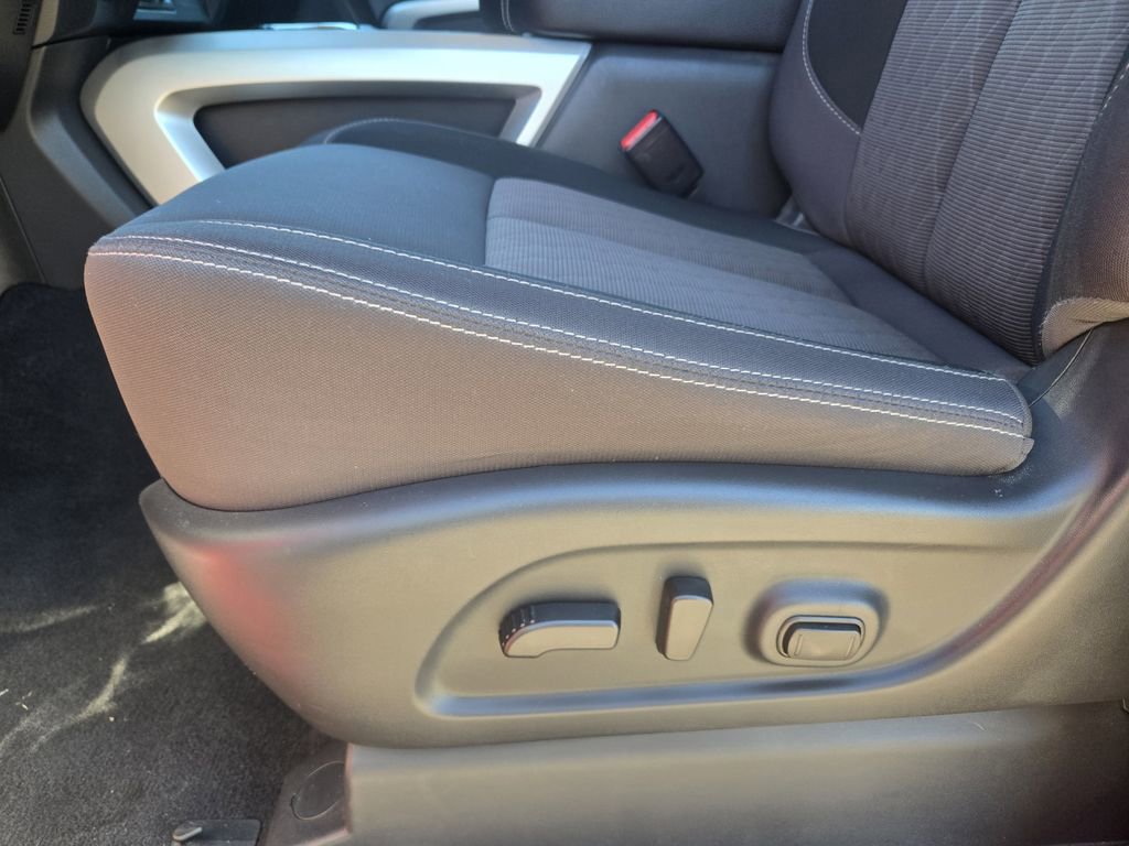 Used 2024 Nissan Titan SV w/ SV Convenience Package image 8