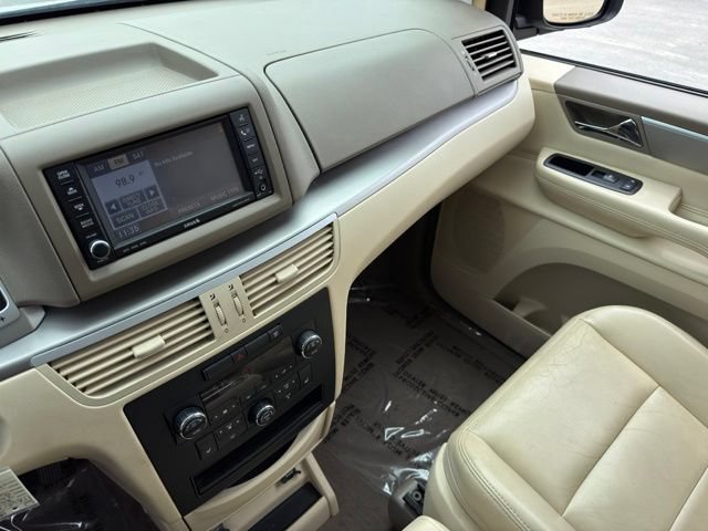 Used 2010 Volkswagen Routan SEL FWD image 27