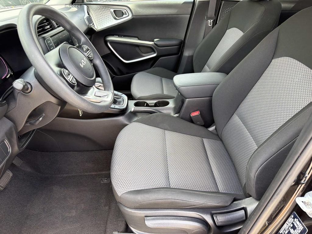Used 2025 Kia Soul LX w/ LX Technology Package FWD image 10