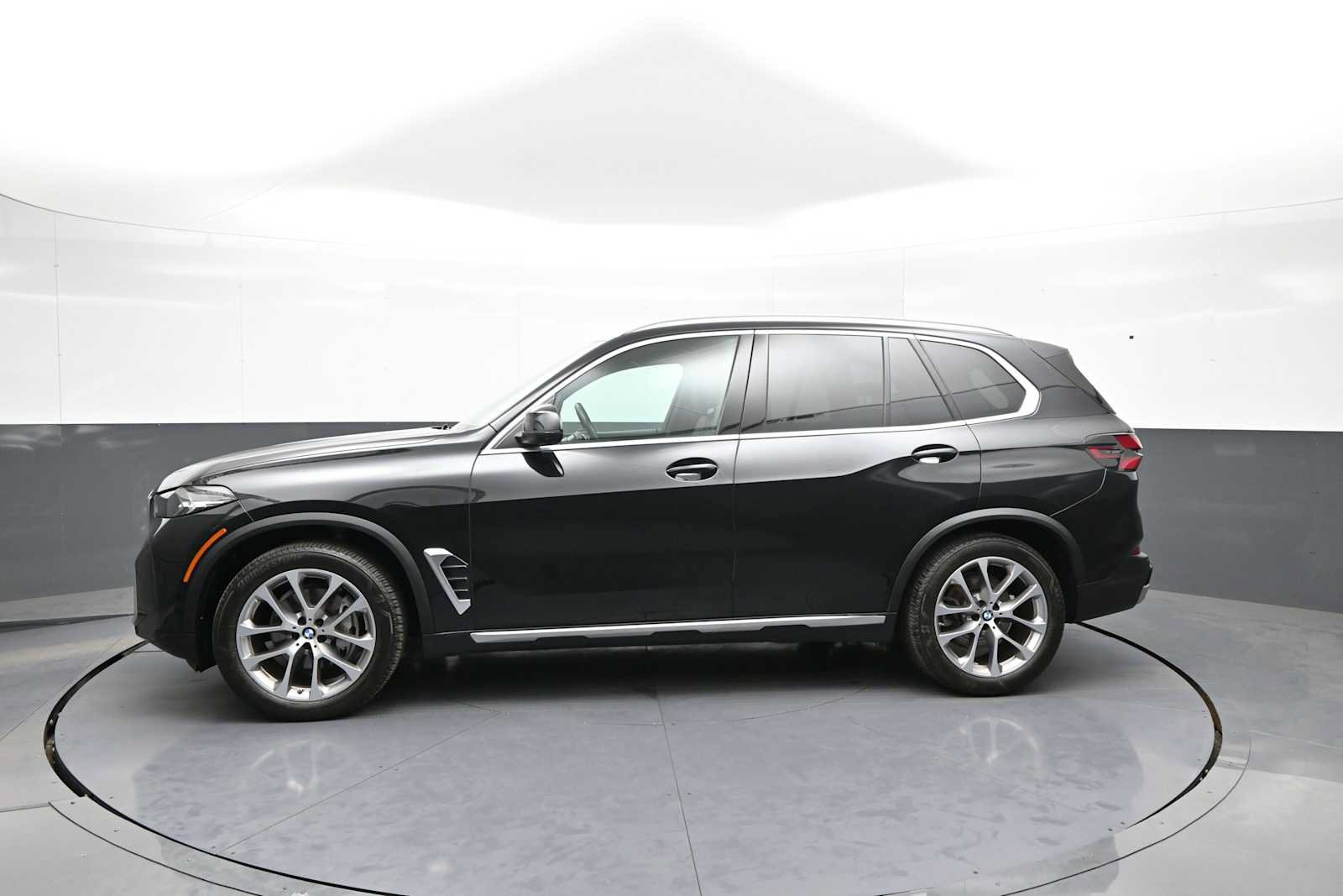 Used 2024 BMW X5 xDrive40i w/ Climate Comfort Package AWD/4WD image 9