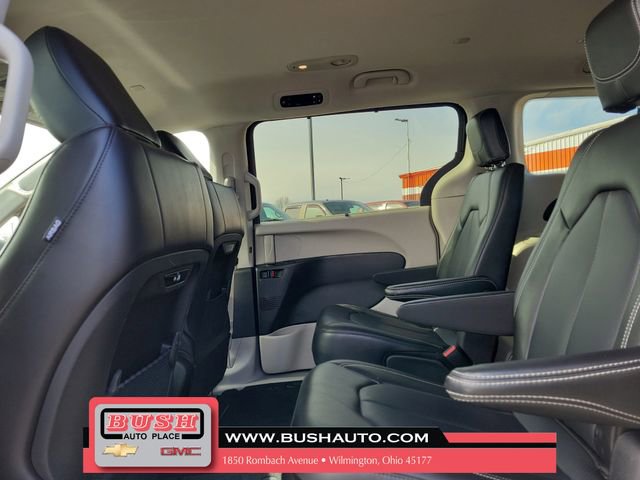 Used 2023 Chrysler Pacifica Touring-L image 12