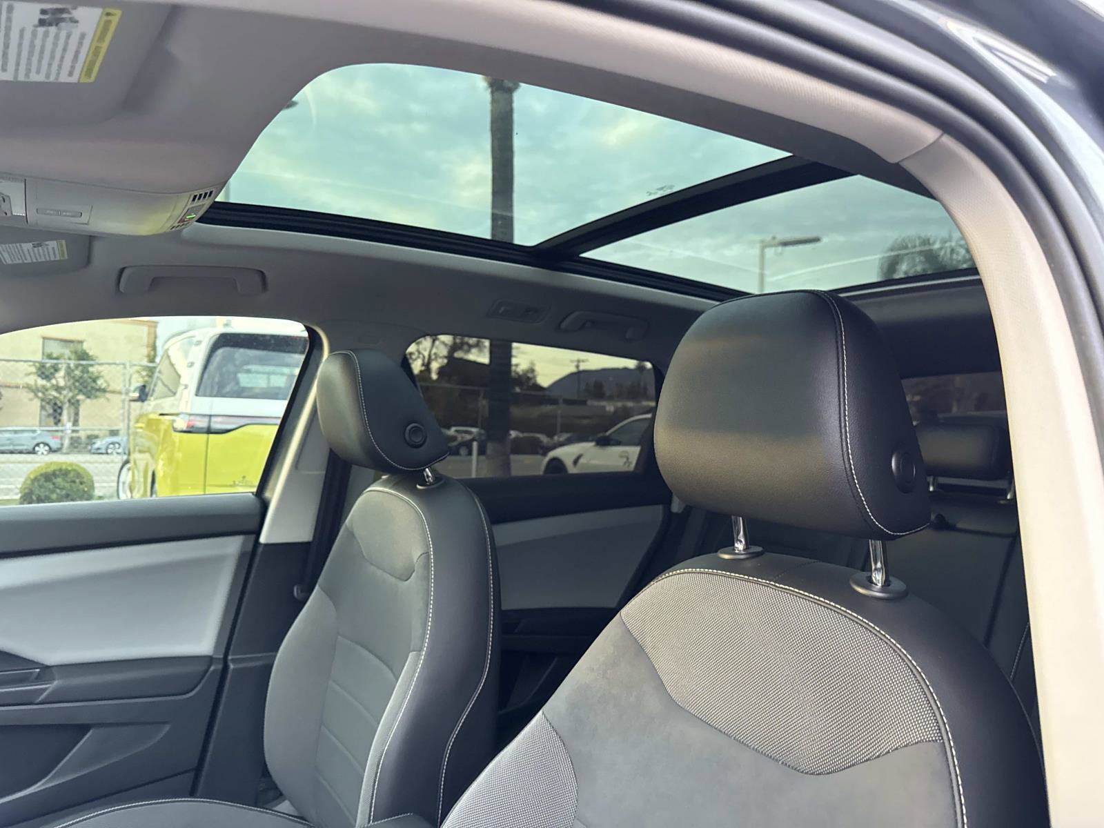 Certified 2022 Volkswagen Taos SE w/ Panoramic Sunroof Package image 13