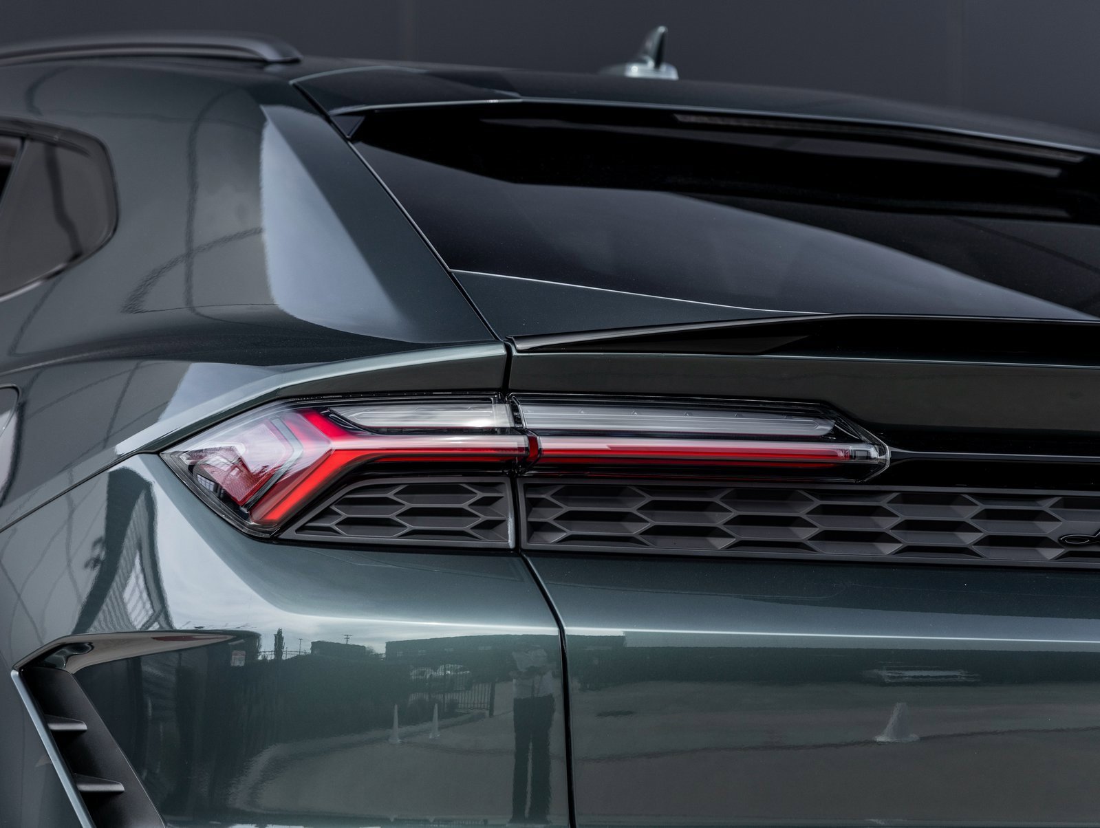 Used 2025 Lamborghini Urus SE image 12