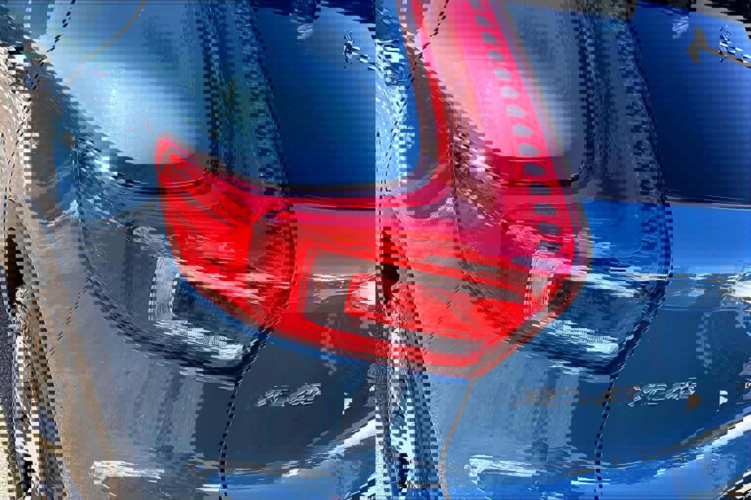 Certified 2023 Volvo XC40 B5 Plus w/ Driver Assist Package AWD/4WD image 27