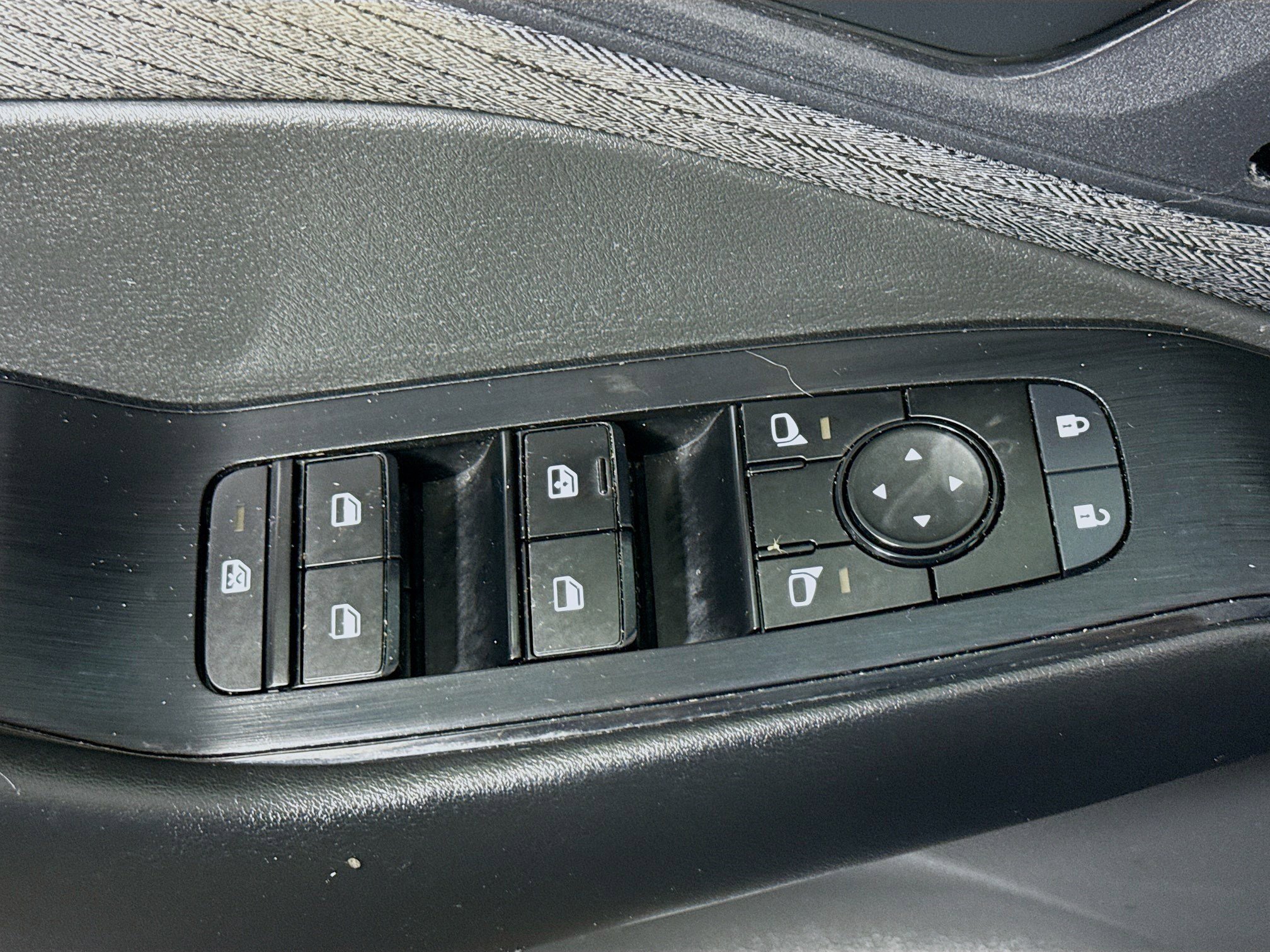 Used 2023 Nissan Rogue S image 24