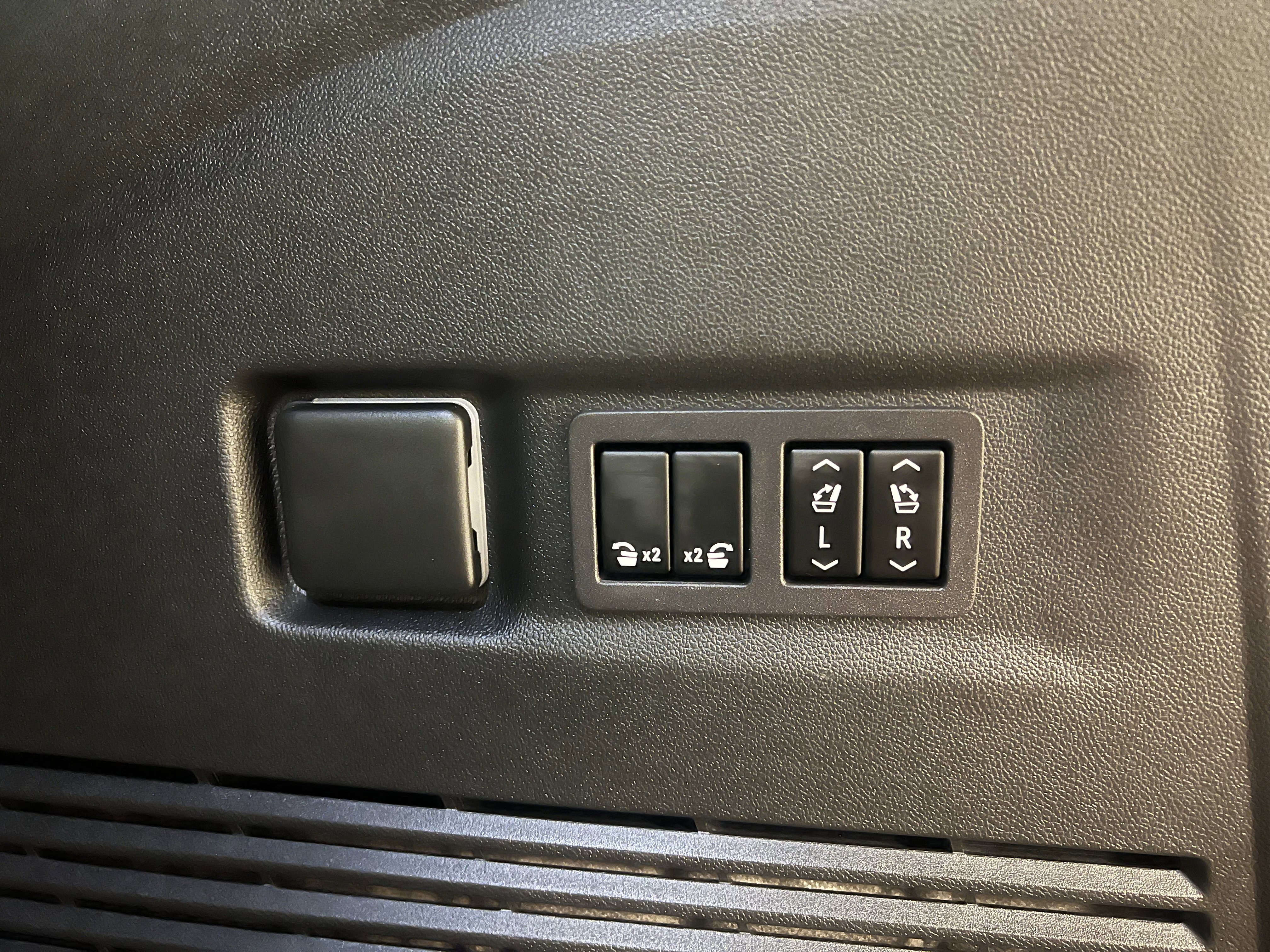 Used 2024 GMC Yukon XL Denali image 13