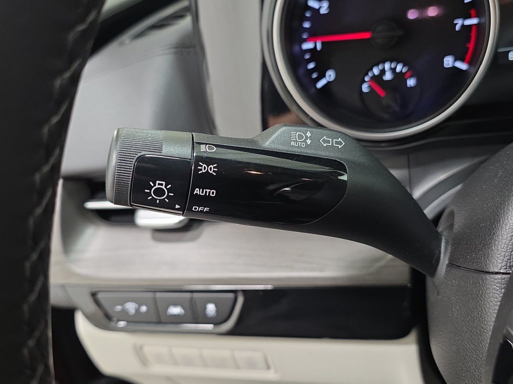 Used 2024 Kia Carnival EX FWD image 25