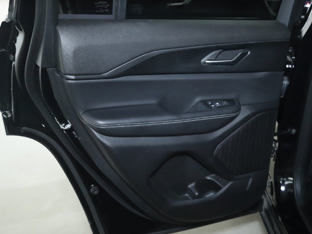 Used 2025 Jeep Grand Cherokee Altitude AWD/4WD image 13
