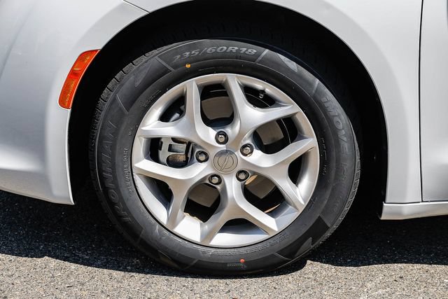 Used 2018 Chrysler Pacifica Touring Plus w/ Tire & Wheel Group FWD image 11