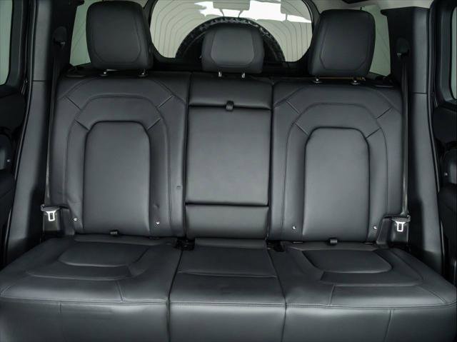 New 2024 Land Rover Defender 110 S image 18