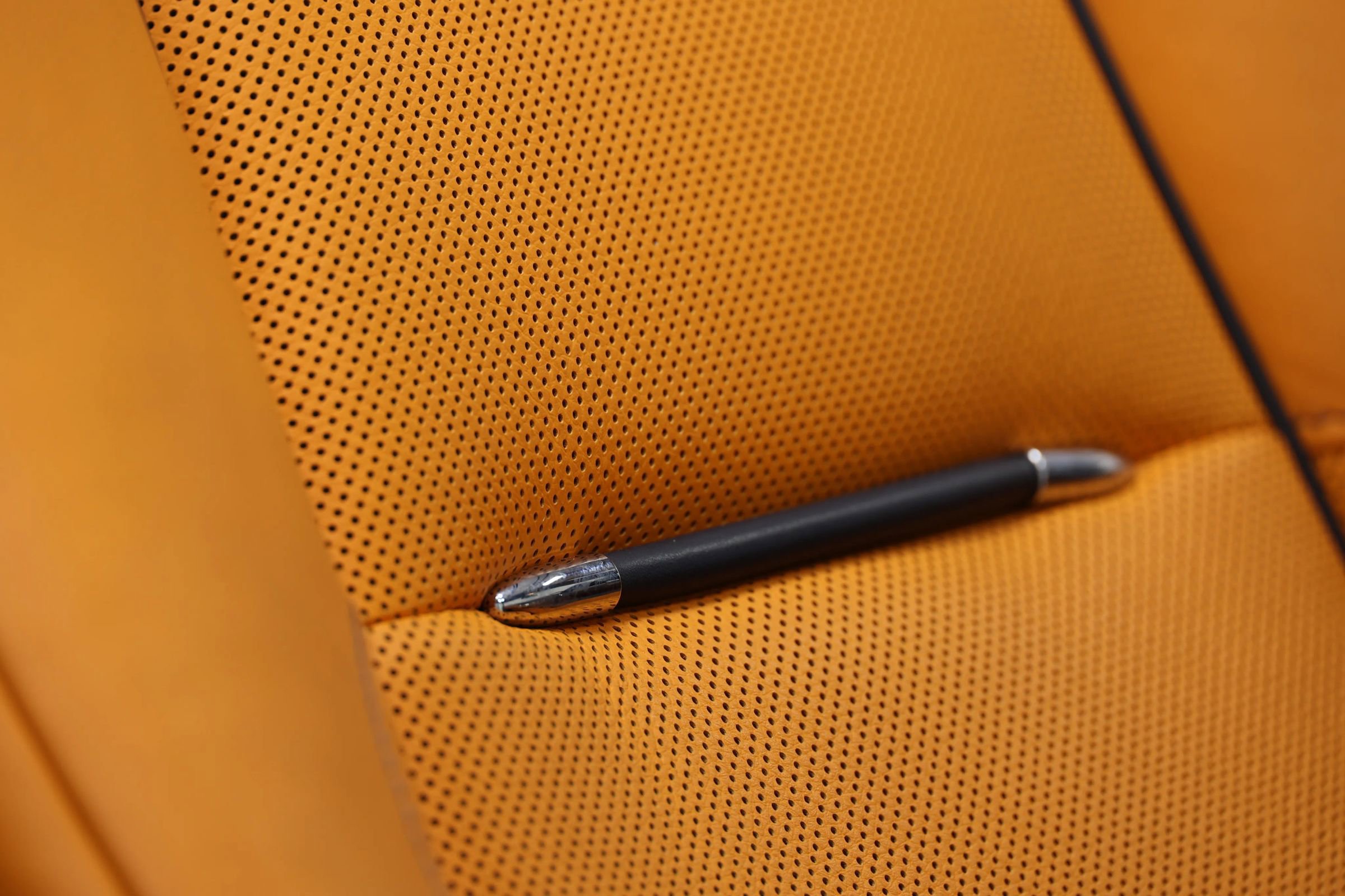 Used 2016 Rolls-Royce Dawn image 83