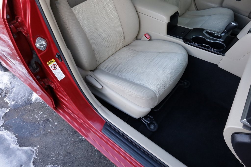 Used 2013 Toyota Camry LE image 24