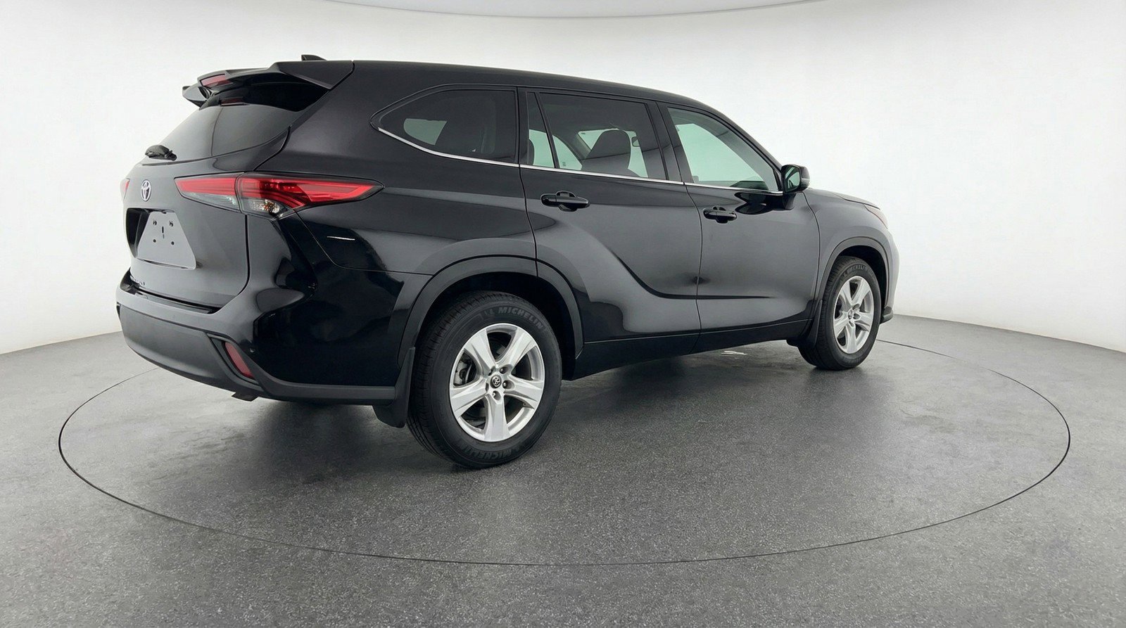 Used 2025 Toyota Highlander LE FWD image 9