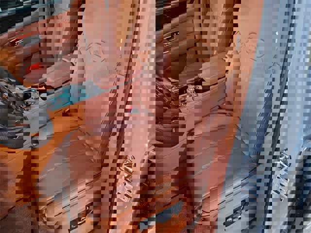 Used 2023 Bentley Bentayga Plug-In Hybrid image 2