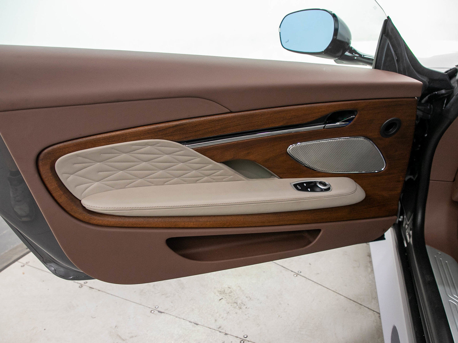 Used 2025 Aston Martin DB12 Coupe RWD image 13