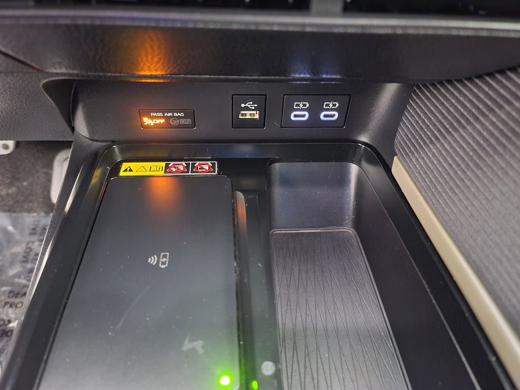 Used 2025 Toyota Camry SE image 35