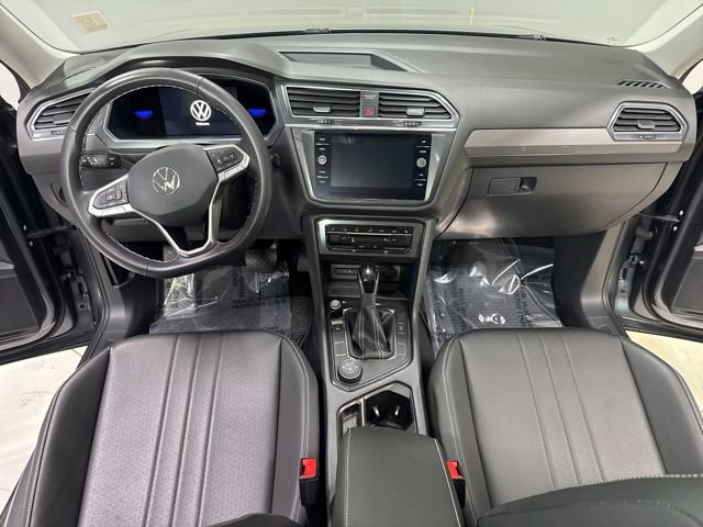 Used 2023 Volkswagen Tiguan SE w/ Panoramic Sunroof Package AWD/4WD image 16