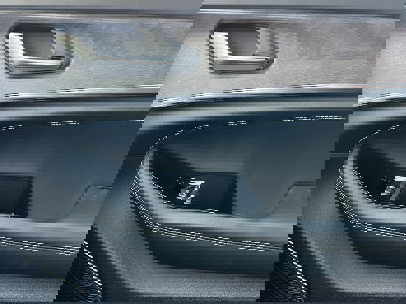 Used 2024 Jeep Grand Cherokee Overland w/ Trailer Tow Package image 30