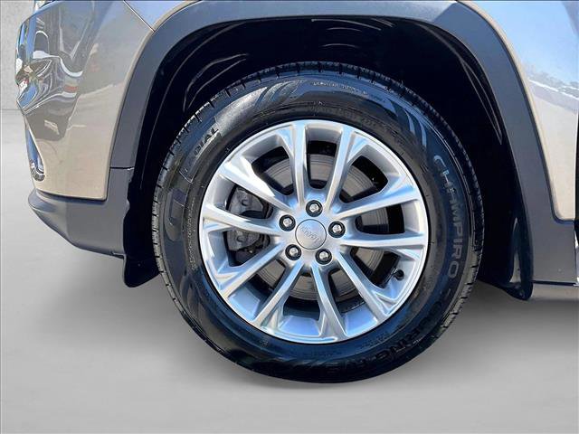 Used 2019 Jeep Cherokee Latitude w/ Popular Appearance Group FWD image 10
