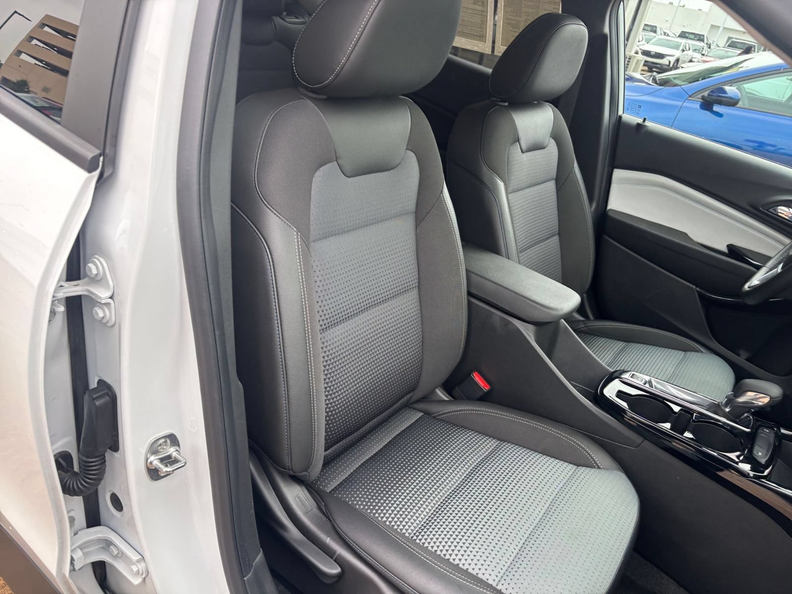 Used 2025 Chevrolet Trax LT w/ LT Convenience Package FWD image 30