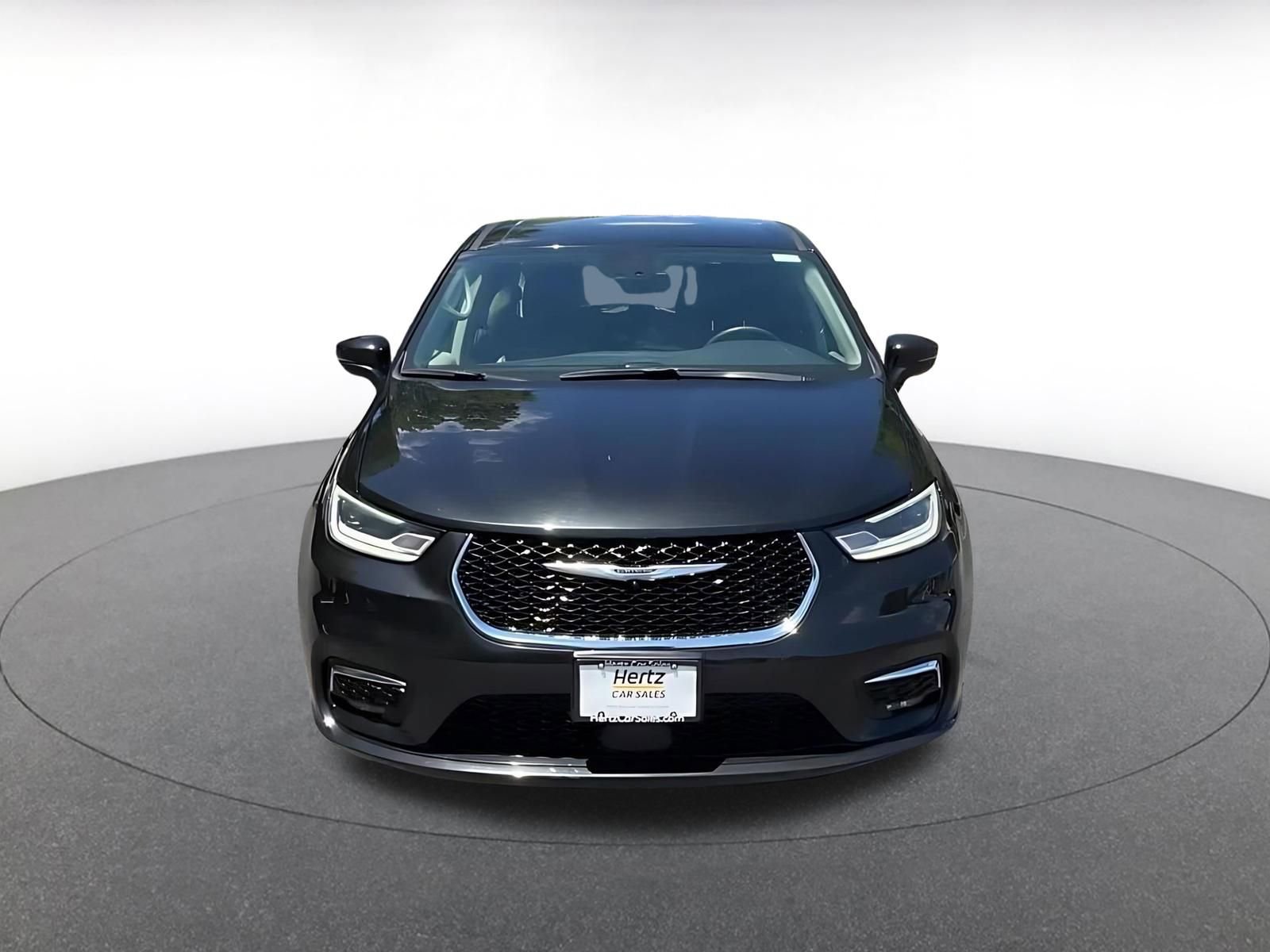 Used 2023 Chrysler Pacifica Touring-L FWD image 4