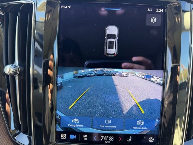 Certified 2022 Volvo XC60 B5 Momentum w/ Climate Package image 4