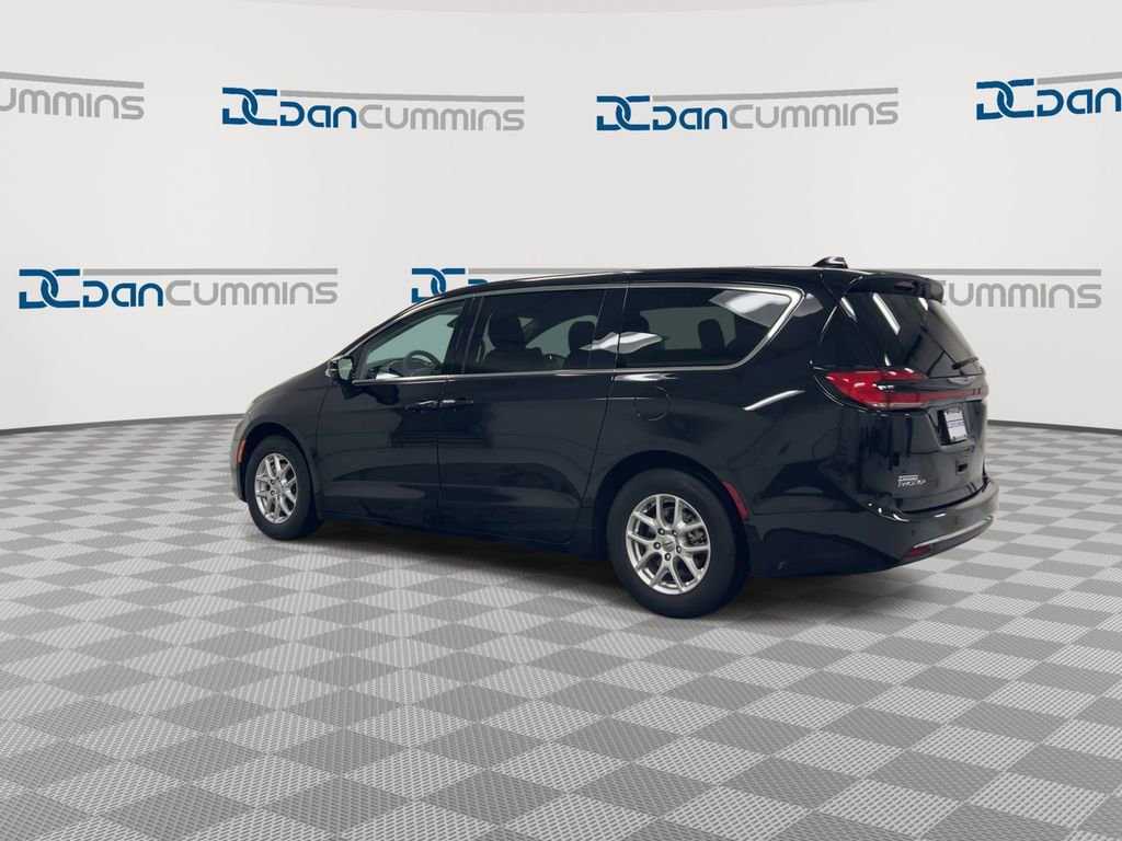 Used 2024 Chrysler Pacifica Touring-L image 6
