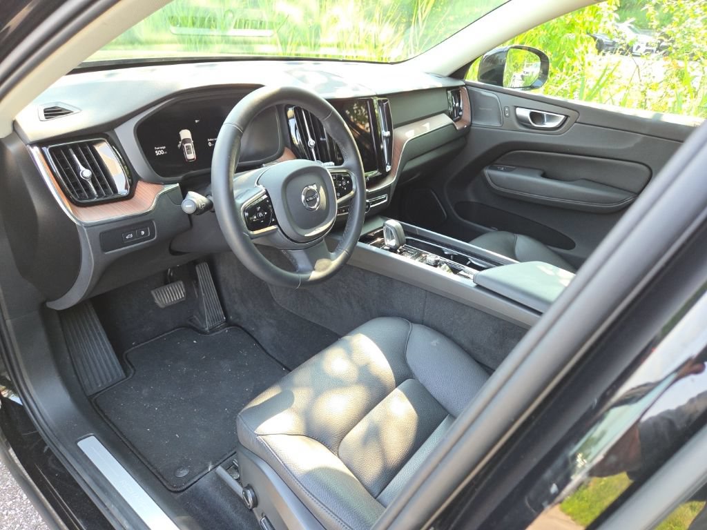 Used 2024 Volvo XC60 T8 Plus w/ Protection Package Premier AWD/4WD image 11