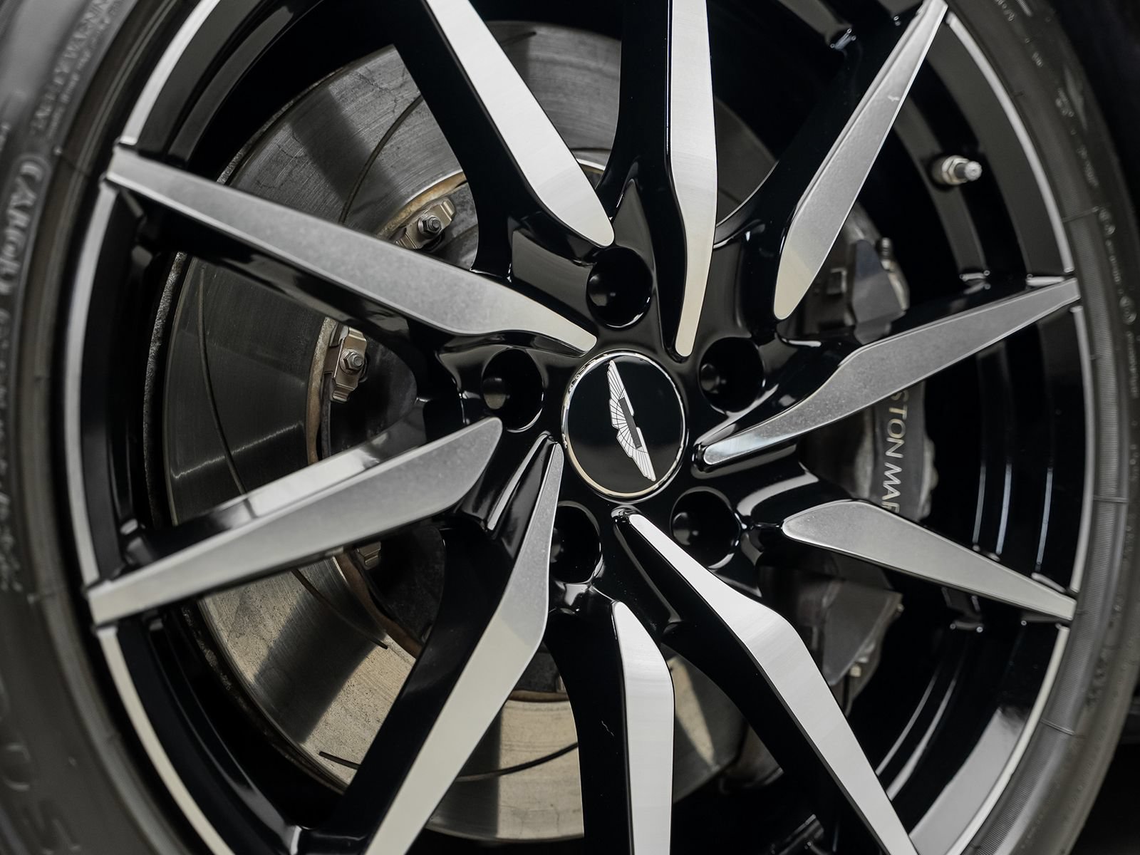 Used 2018 Aston Martin DB11 V12 RWD image 22